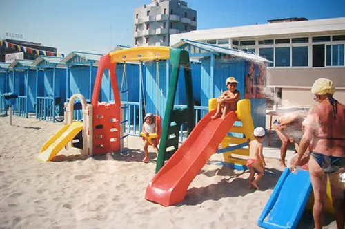 Cabine e giochi per manbini sulla spiaggia negli anni 80