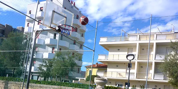 Tabellone da basket con canestro e pallone