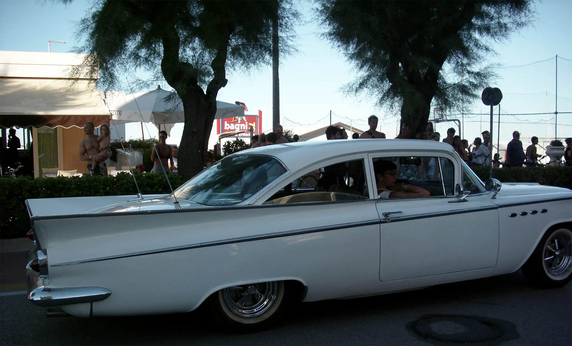 Auto d'epoca Buick del 1959 davanti ai Bagni 79