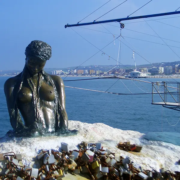 La scultura di Penelope sul molo di Senigallia