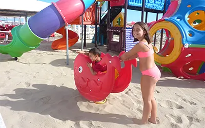 Due bambini si divertono con i giochi fa spiaggia